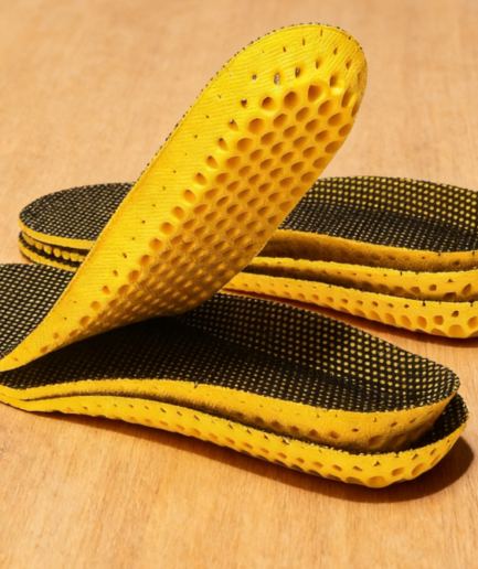 Double-layer breathable and shock-absorbing insole